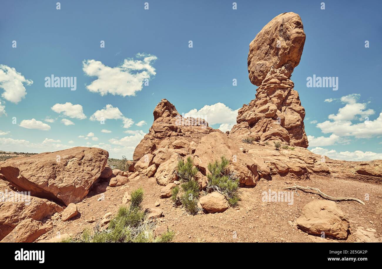 Balanced Rock dans le parc national d'Arches, couleurs appliquées, Utah, États-Unis. Banque D'Images