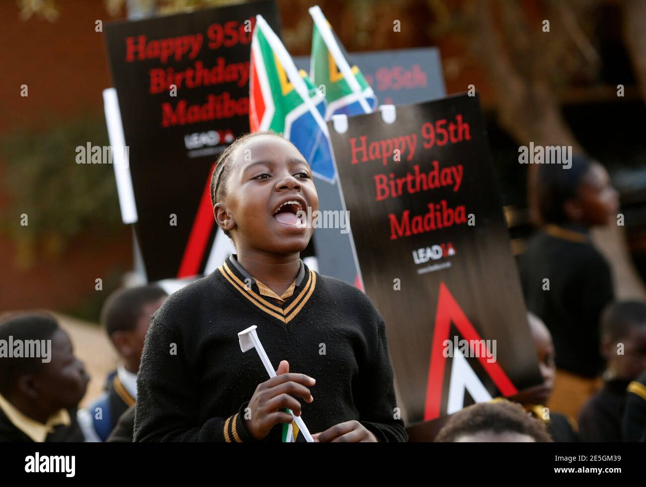 Un Enfant Chante Un Joyeux Anniversaire A L Ancien President Nelson Mandela Dans Une Ecole De Canton D Atteridgefile Pres De Pretoria Le 18 Juillet 13 Le Heros Anti Apartheid Mandela S Ameliore De Maniere Un Enfant Chante Un Joyeux Anniversaire A L Ancien President Nelson Mandela Dans Une Ecole De Canton D Atteridgefile Pres De Pretoria Le 18 Juillet 13 Le Heros Anti Apartheid Mandela S Ameliore De Maniere