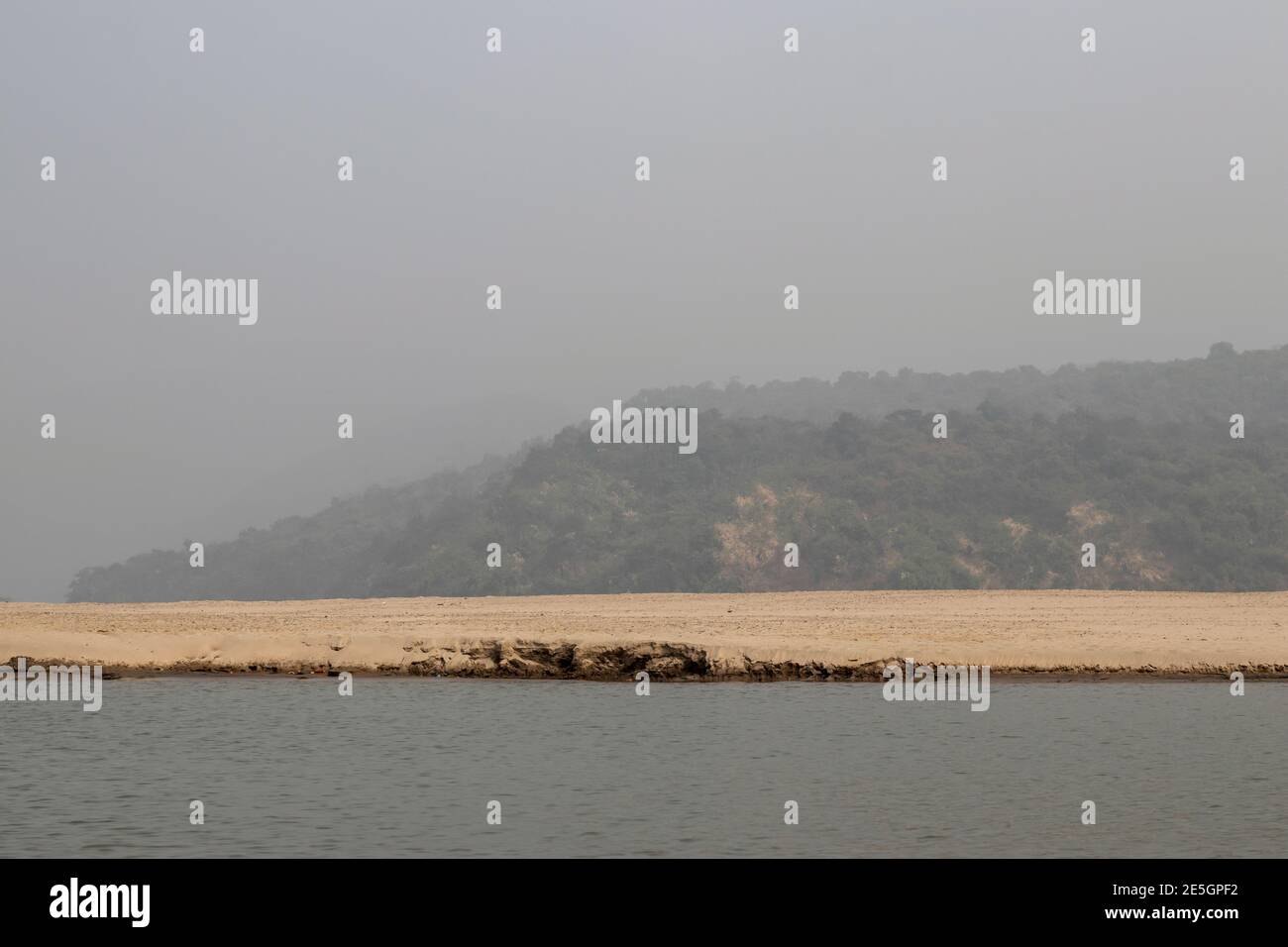 Plage de la mer avec beaucoup de pierre blanche et de sable derrière les collines Banque D'Images