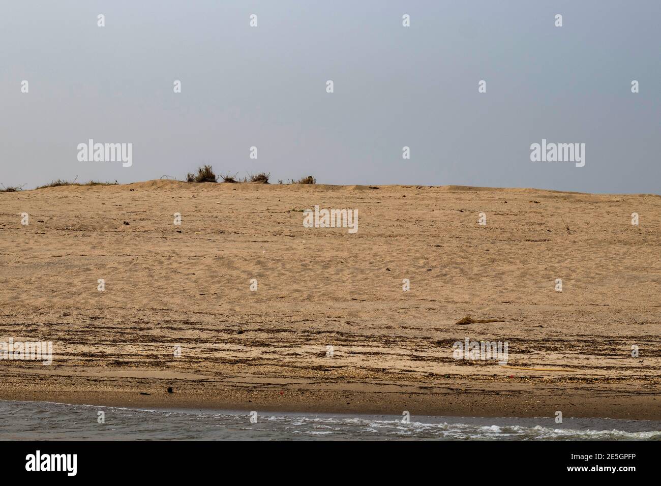 Char de rivière où il n'y a que du sable et du sable autour Banque D'Images