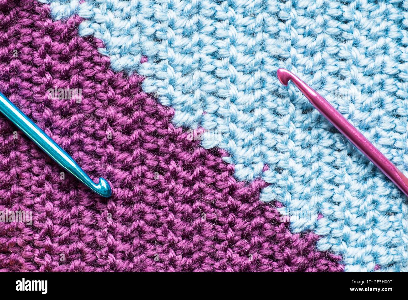 Gros plan fait main simple lilas et crochet bleu avec crochet crochets Banque D'Images