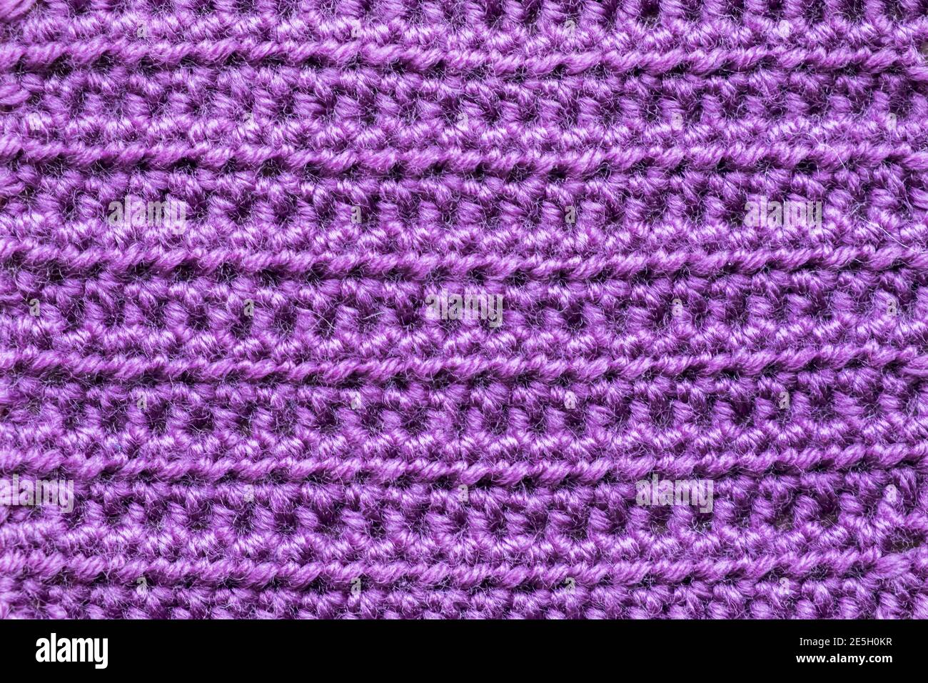 Gros plan à la main, motif lilas au crochet simple pour un arrière-plan Banque D'Images