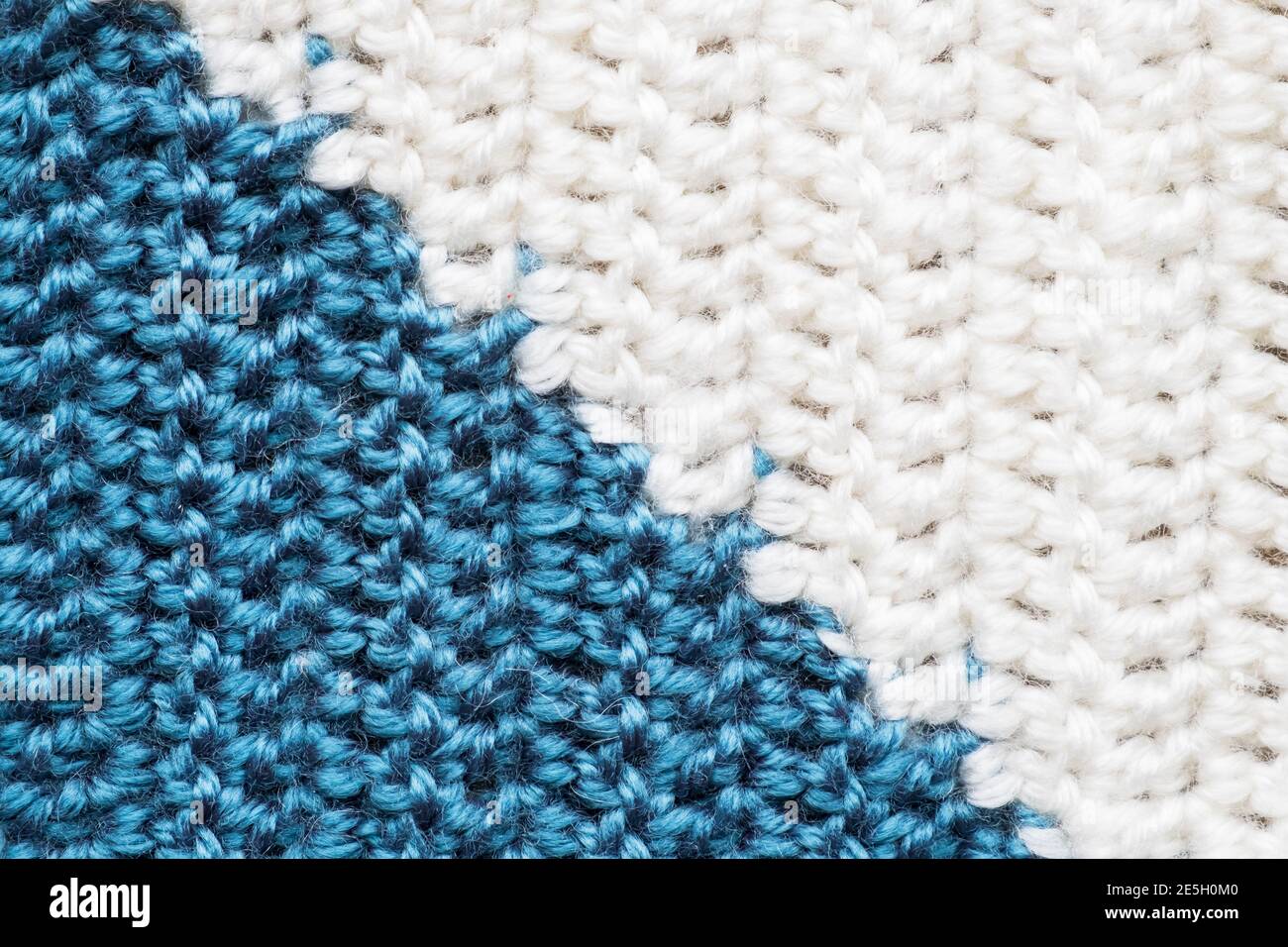 Gros plan simple fait main, motif crochet bleu et blanc Banque D'Images
