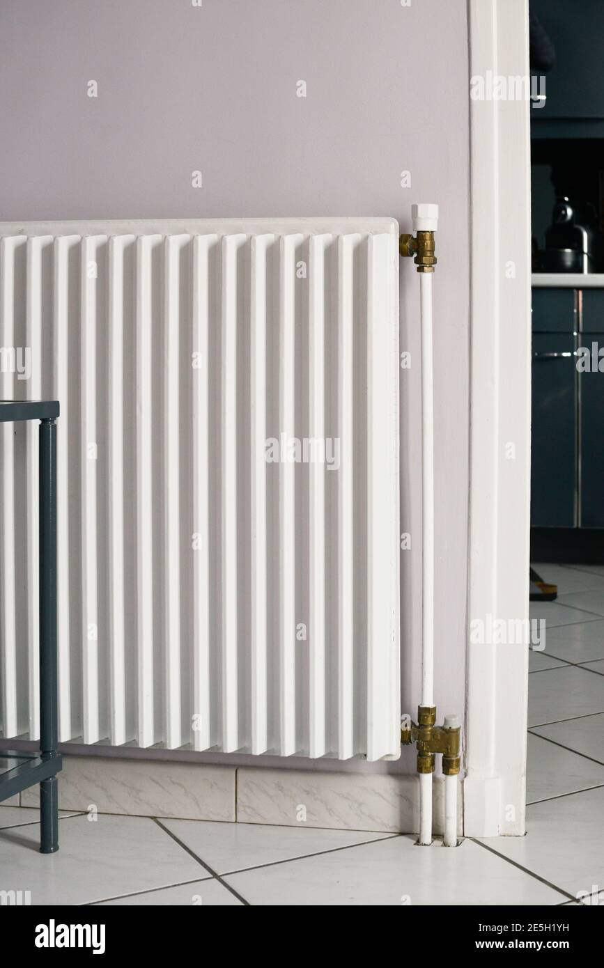 Ancien radiateur à gaz dans un couloir de maison Photo Stock - Alamy