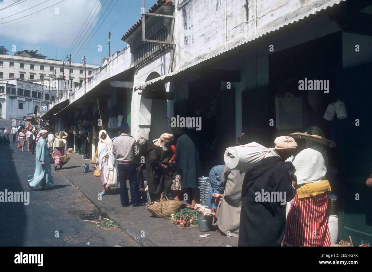 1984 Rabat Maroc - Maroc les marchands de Rabat dans la médina ou la vieille ville de Rabat décorent des pains, des épices et des légumineuses des étals du marché. Medina Rabat Maroc Afrique du Nord Banque D'Images