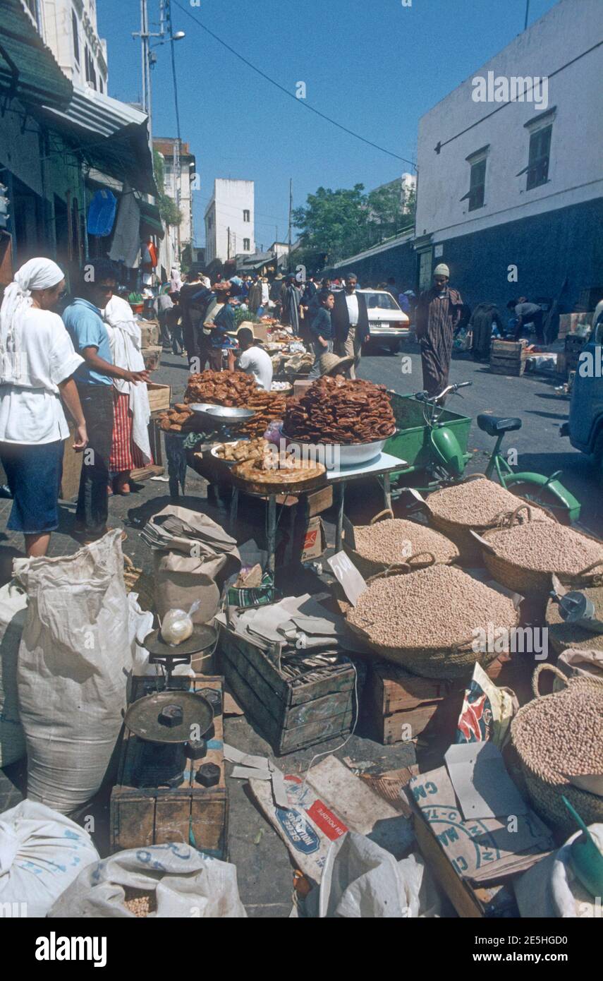 1984 Rabat Maroc - Maroc les marchands de Rabat dans la médina ou la vieille ville de Rabat décorent des pains, des épices et des légumineuses des étals du marché. Medina Rabat Maroc Afrique du Nord Banque D'Images