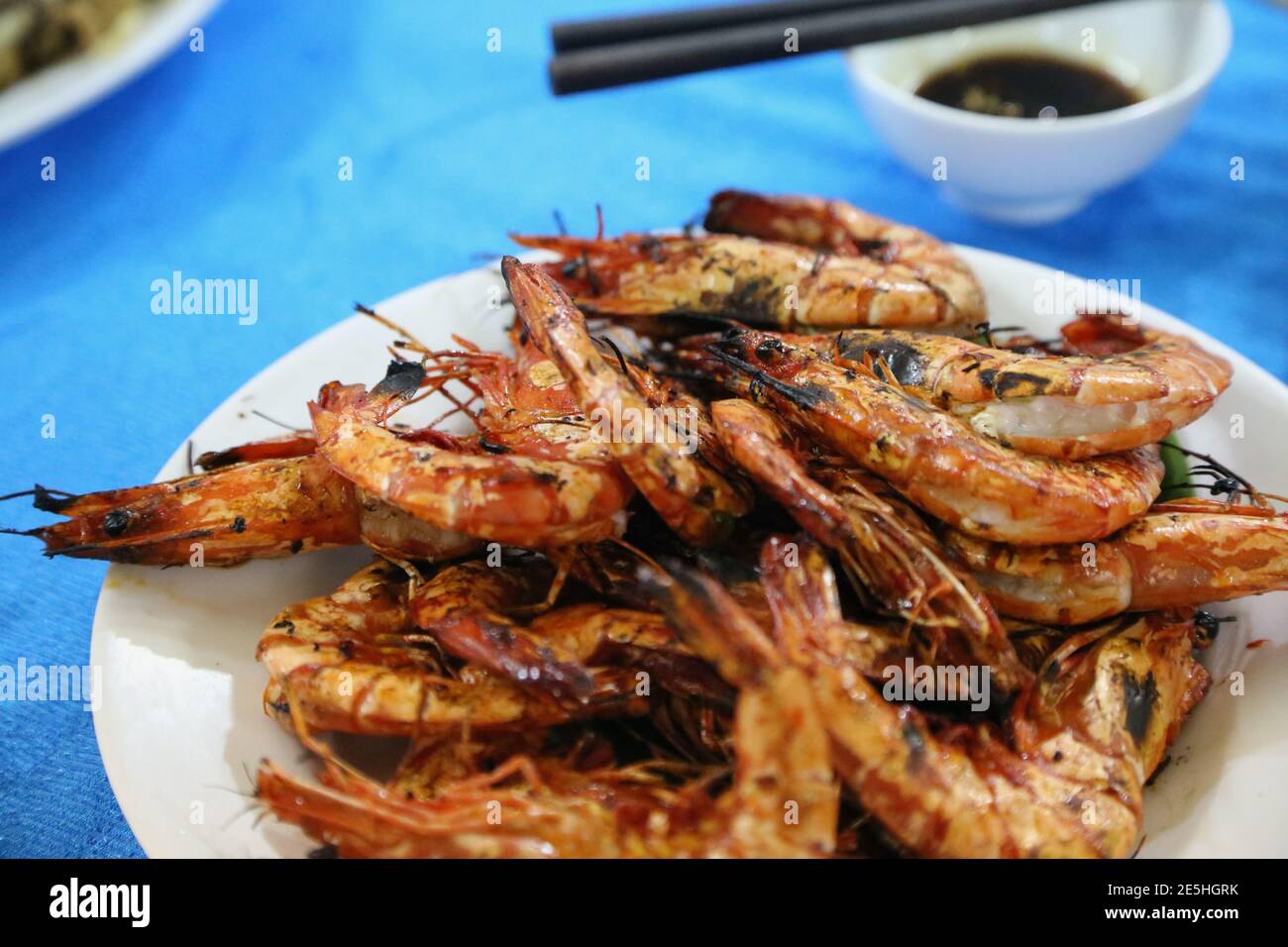 Crevettes tigrées grillées sur un marché de la rue vietnamien Banque D'Images