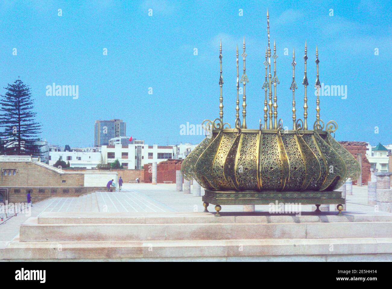 1984 Maroc Rabat - détail du toit doré sur le mausolée du tombeau Mohammed V, le mausolée de Mohammed V est un mausolée situé de l'autre côté de la Tour Hassan, sur l'esplanade Yacoub al-Mansour à Rabat, Maroc, Rabat, Maroc, Afrique du Nord Banque D'Images