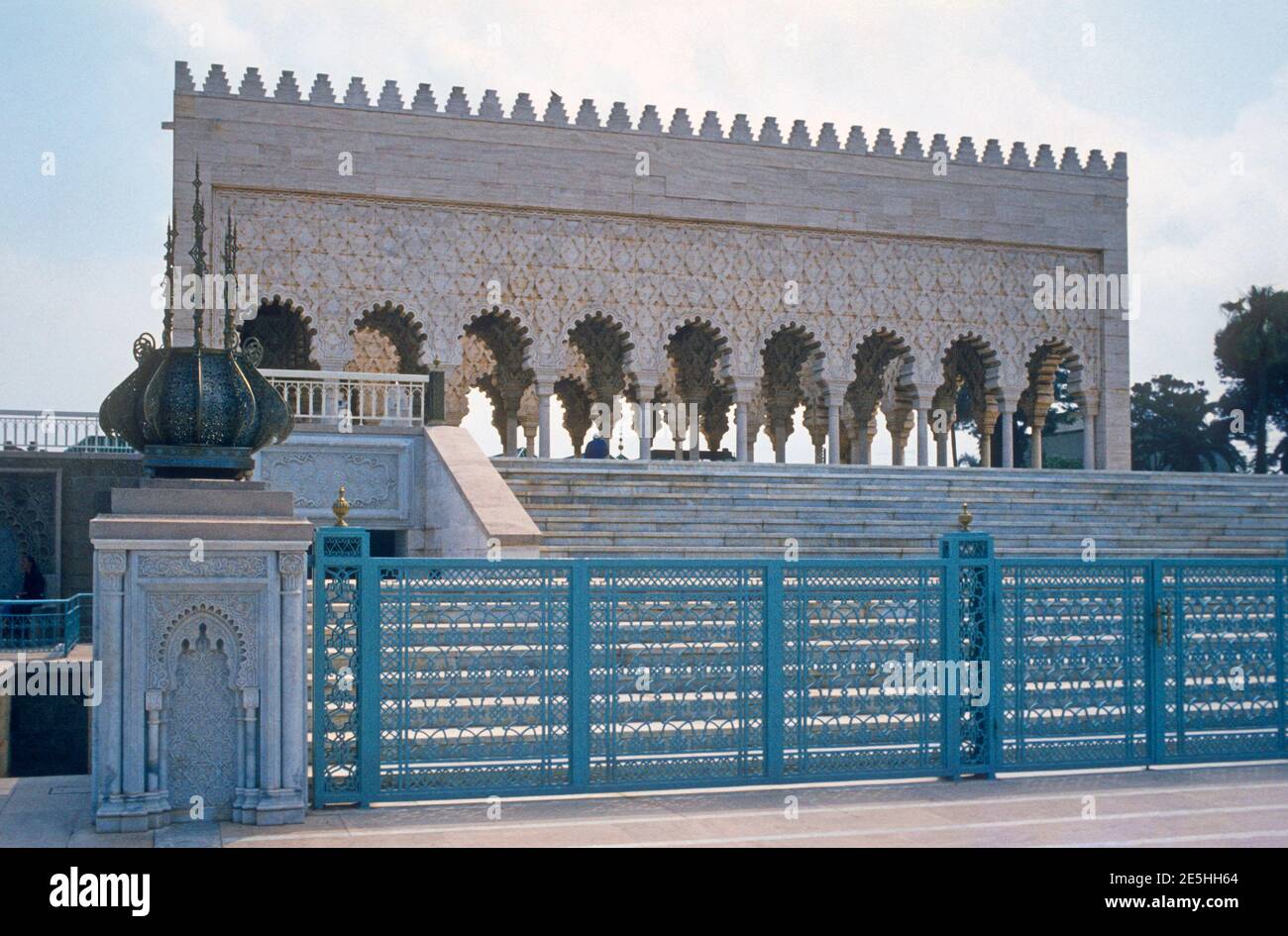 1984 Maroc Rabat - Mausolée de la tombe de Mohammed V, Rabat l'Atrium-Temple de Mohammed V. Le mausolée de Mohammed V est un mausolée situé de l'autre côté de la Tour Hassan, sur l'esplanade Yacoub al-Mansour à Rabat, Maroc, Rabat, Maroc, Afrique du Nord Banque D'Images