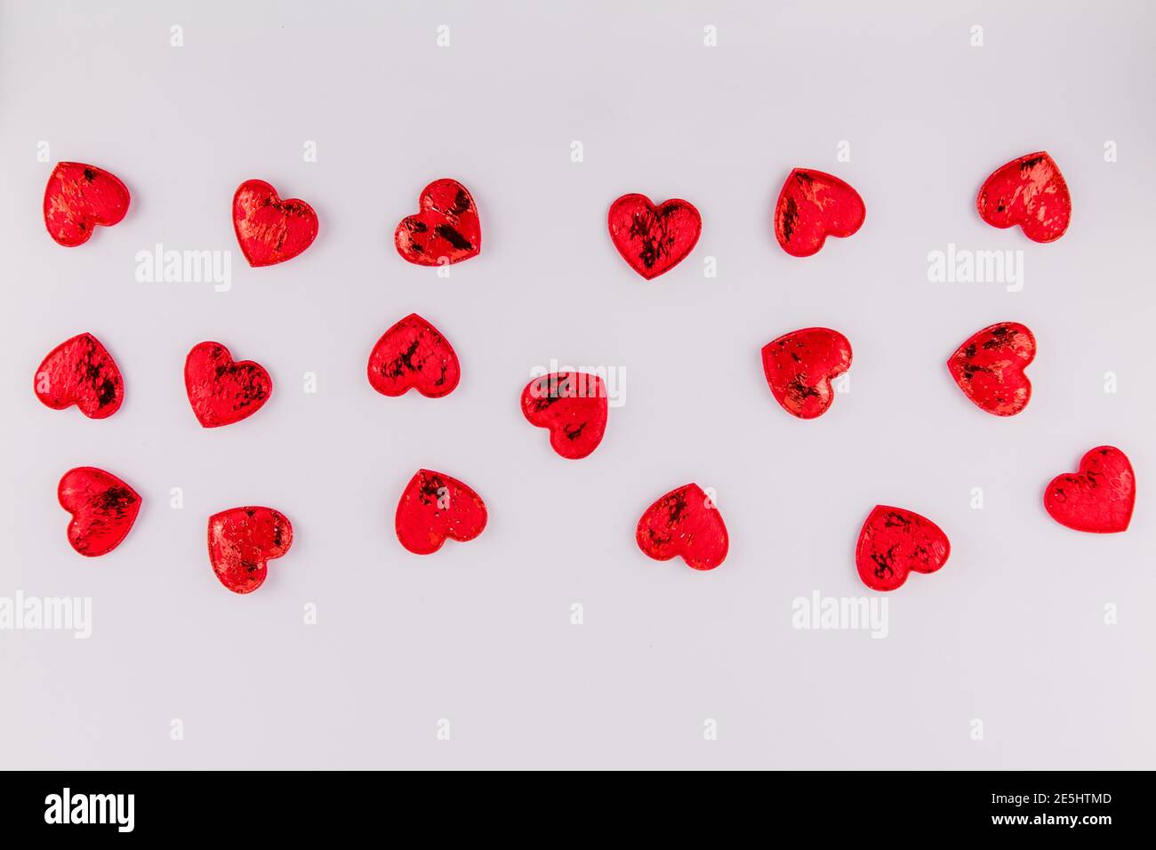 un fond de cœur rouge sur un fond blanc pour La fête des amoureux Saint-Valentin le 14 février Banque D'Images
