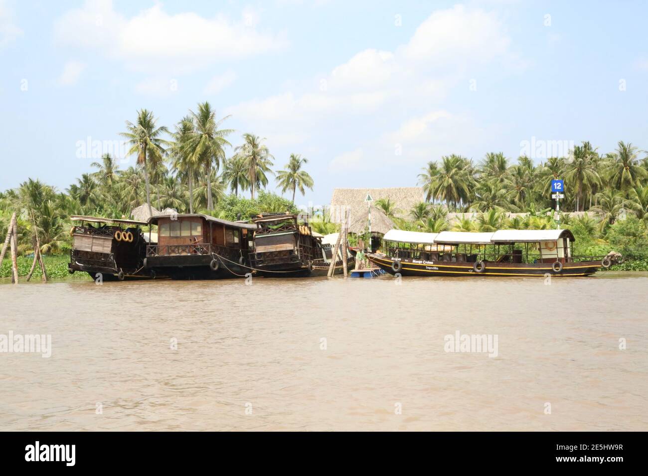 Ben Tre, Vietnam - avril 29 2014 : barges de cargaison avec noix de coco flottant sur le delta du Mékong Banque D'Images