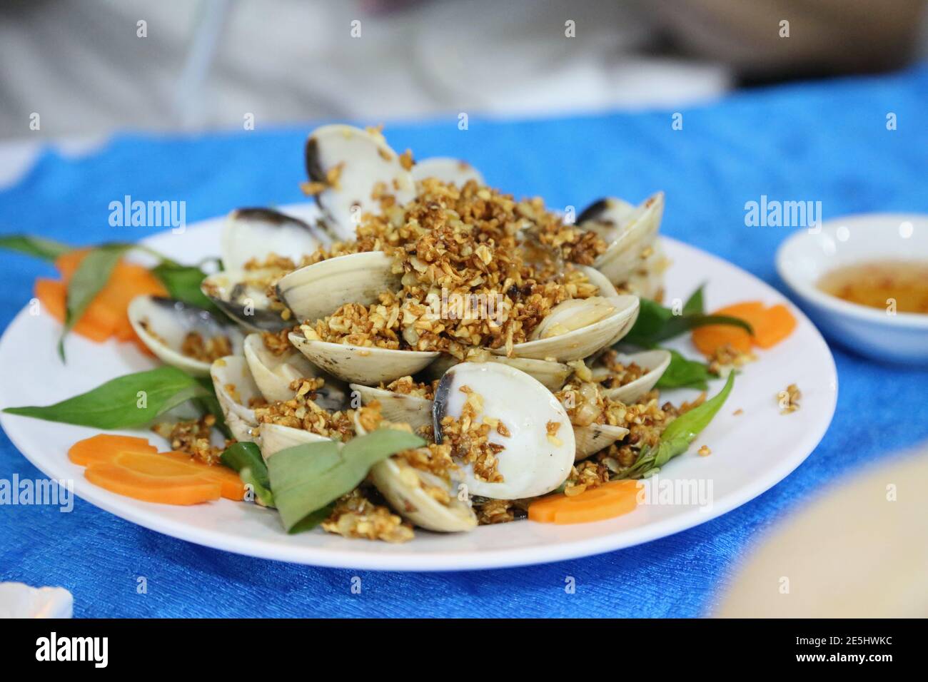 Palourdes blanches sautées à l'ail croustillant, style vietnamien Banque D'Images