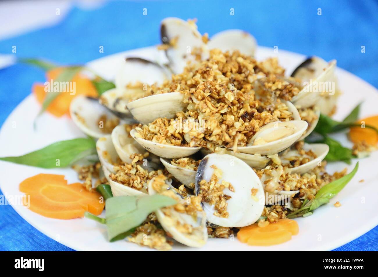 Palourdes sautées à l'ail croustillant, style vietnamien Banque D'Images