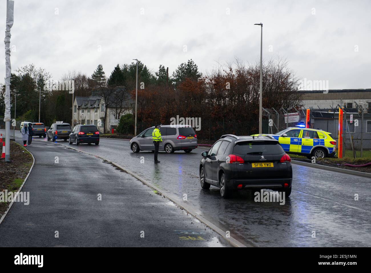 Glasgow, Écosse, Royaume-Uni. 28 janvier 2021. Photo : le Premier ministre britannique Boris Johnson arrive de son avion à l'aéroport de Glasgow, ce qui indique le début de sa visite en Écosse. Sa visite a été parciée par la controverse en raison de l'interdiction de voyager que le Premier ministre écossais Nicola Sturgeon a mis en place pour se demander si la visite du PM est un voyage essentiel ou non. M. Johnson est en charge d'importants travaux pour maintenir les liens avec le syndicat. Crédit : Colin Fisher/Alay Live News Banque D'Images