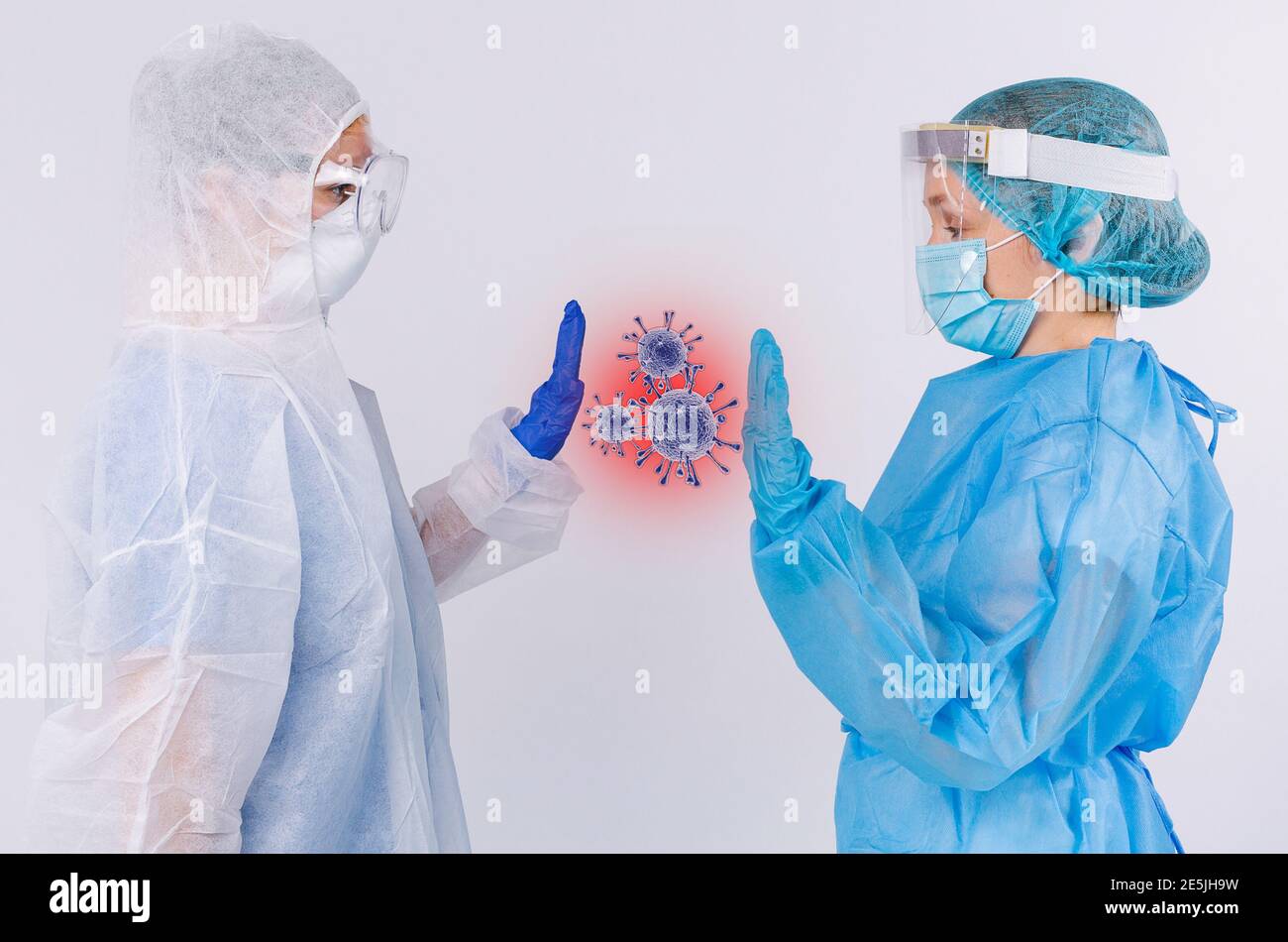 Deux médecins en équipement de protection médicale avec des gants en latex et une image agrandie des germes entre les deux. Combattre le virus sur fond blanc. Banque D'Images
