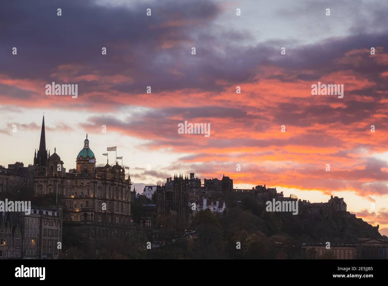 Une vue sur le musée sur le Mound, le château d'Édimbourg, le jardin Ramsay et la vieille ville d'Édimbourg au coucher du soleil depuis la gare de Waverley. Banque D'Images