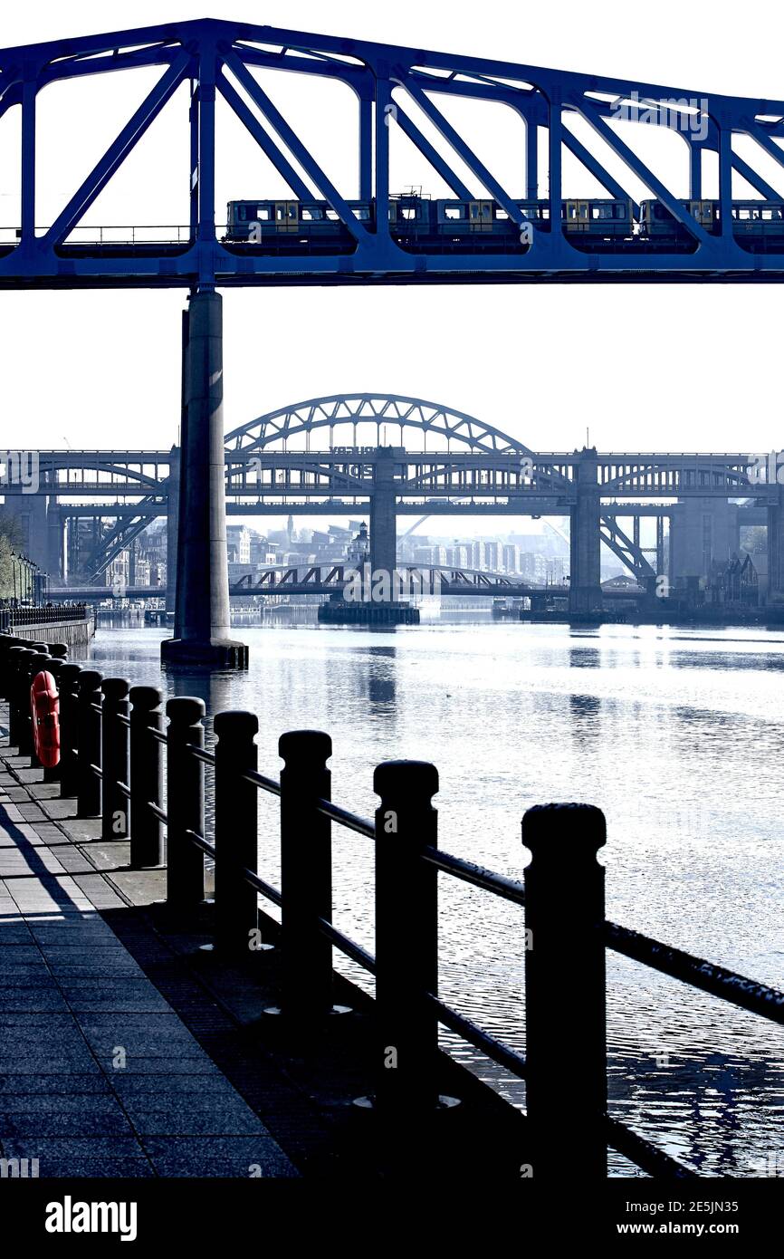 Le pont Metro Bridge sur la rivière Tyne à Newcastle upon Tyne, Tyneside, nord-est de l'Angleterre, Royaume-Uni Banque D'Images