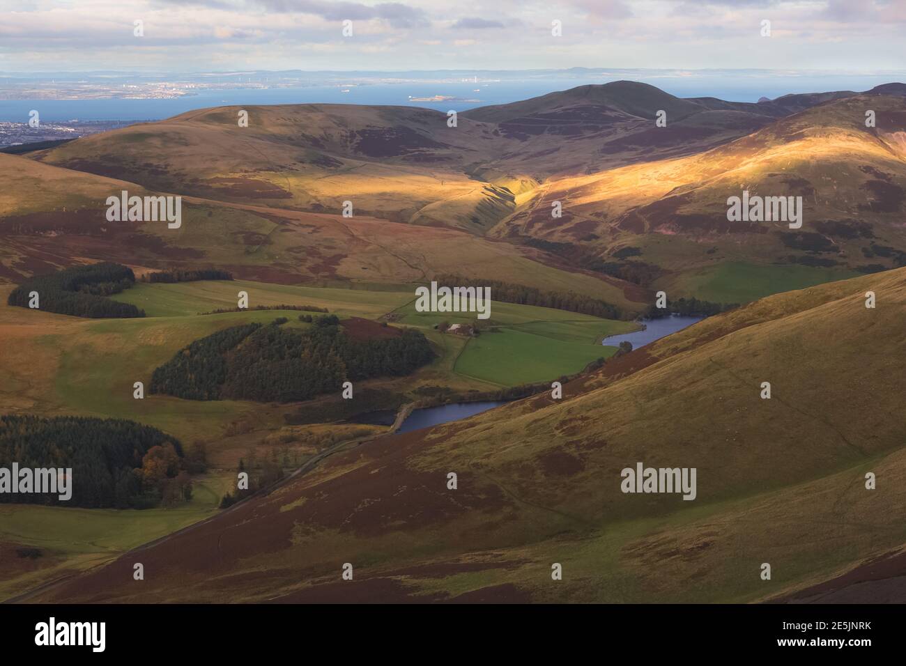 Vue sur le paysage extérieur de la colline d'Allermuir, du réservoir de Glencorse et du Firth of Forth depuis Carnety Hill, dans le parc régional de Pentland Hills, dans le sud Banque D'Images