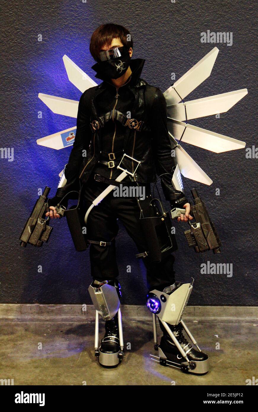 Le cojoueur Steve Chan, 22 ans, habillé comme personnage fictif 'Cathode', pose lors du salon Asia Game à Hong Kong le 24 décembre 2010. REUTERS/Tyrone Siu (CHINE - Tags: SOCIÉTÉ) Banque D'Images