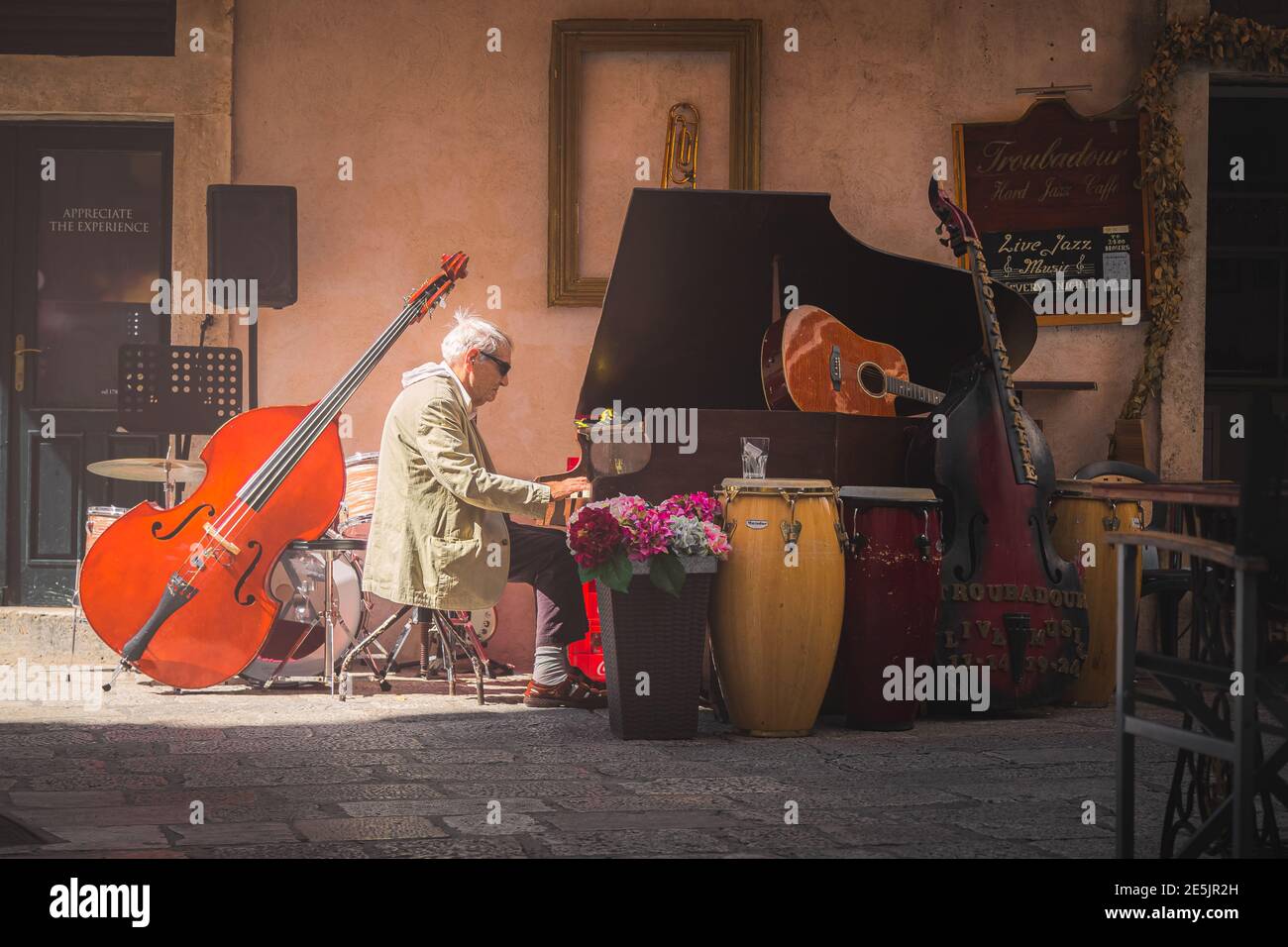 Dubrovnik, Croatie - septembre 26 2014 : un pianiste de rue âgé joue du piano dans une vieille ville européenne pittoresque, dans laquelle se trouve un bar de jazz en plein air Banque D'Images