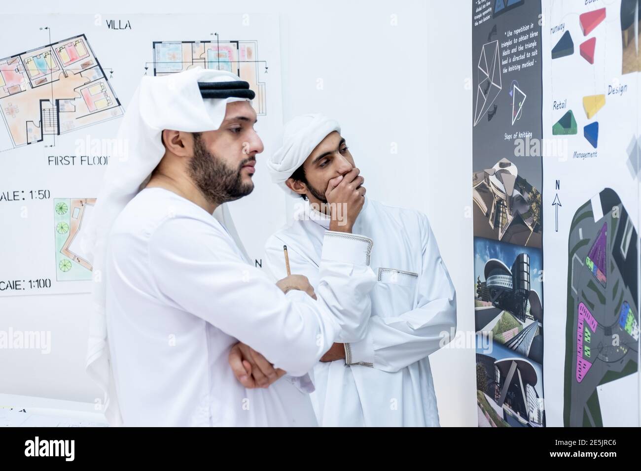 Deux architectes masculins travaillant et pensant ensemble à de nouvelles idées Banque D'Images