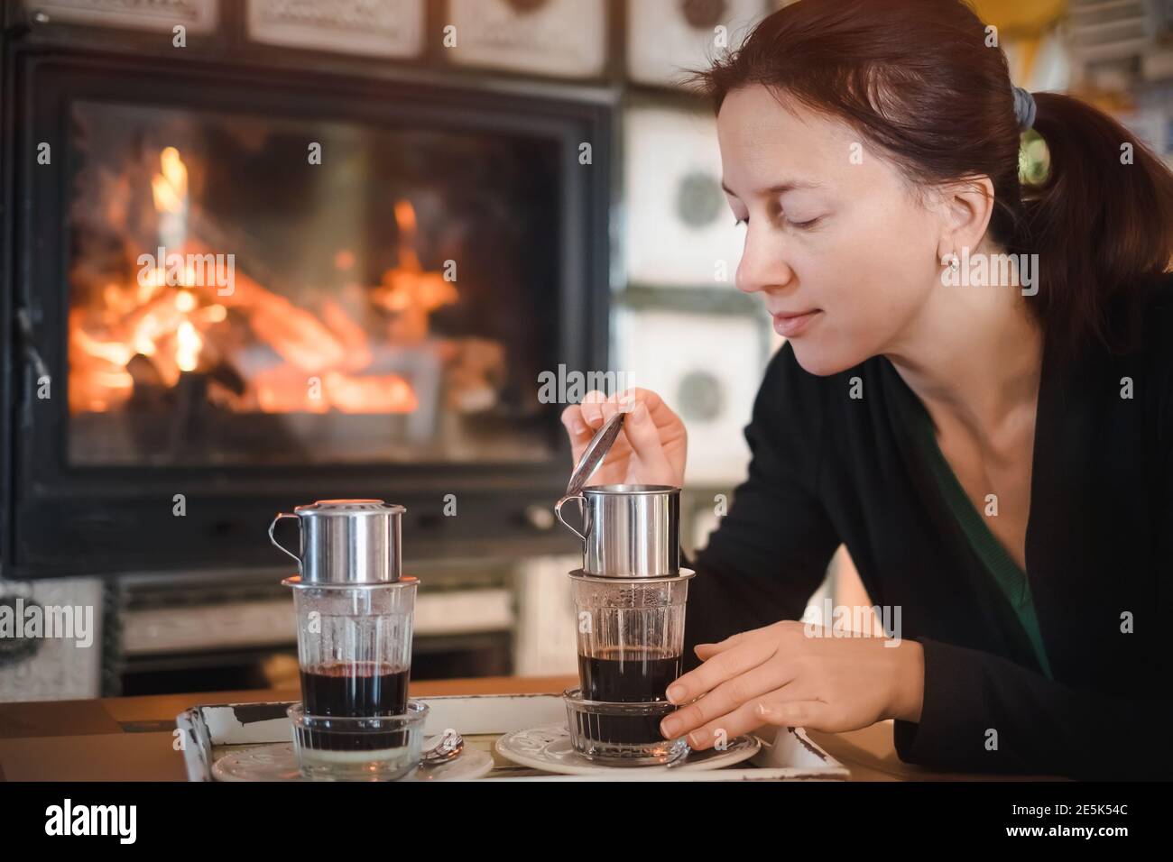 Femme à la poste de café traditionnel alternatif vietnamien Banque D'Images