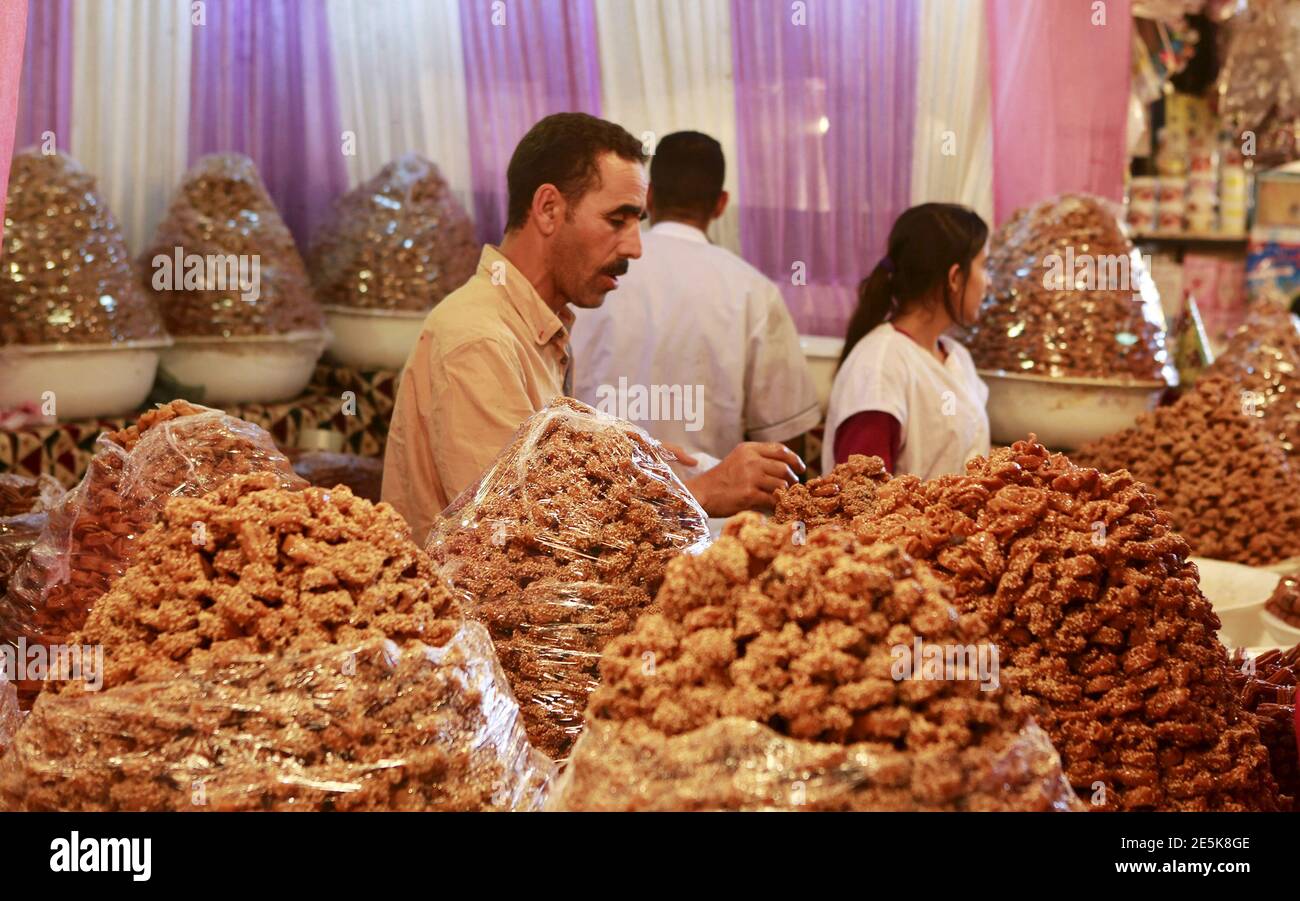 Un vendeur vend des gâteaux traditionnels de miel frit et de pâtisseries à la farine aux clients pendant le premier jour du Ramadan dans la médina de la ville marocaine d'Oujda le 18 juin 2015. REUTERS/Youssef Boudlal Banque D'Images