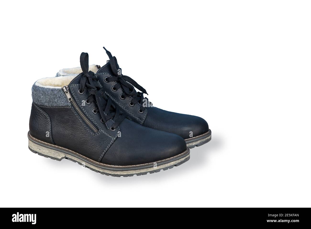 bottes isolantes en cuir sur fond blanc. chaussures pour hommes en cuir et  fourrure authentiques Photo Stock - Alamy