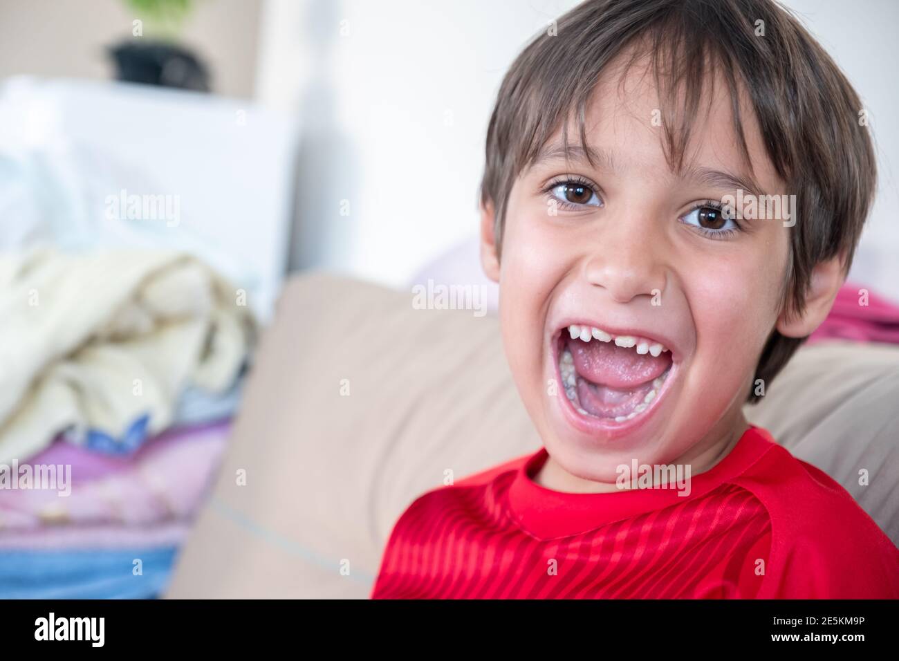 Portrait Pour Un Garcon Ouvrant La Bouche Montrant Son Decidue Teethes Au Visage Joyeux Photo Stock Alamy