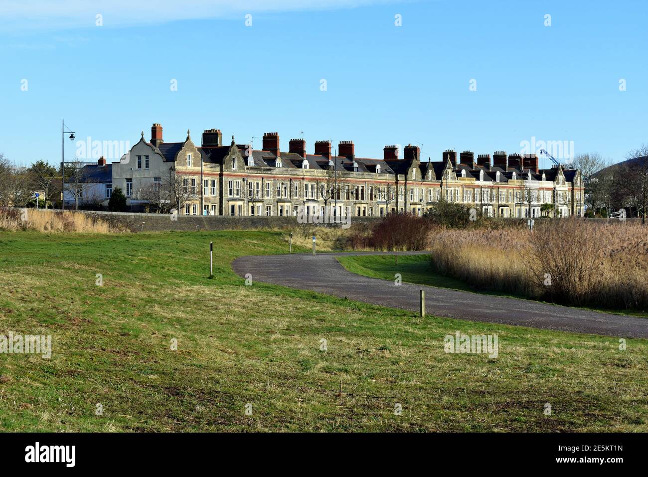 Rangée de maisons sur l'Esplanade de Windsor et la réserve de terres humides de la baie de Cardiff, baie de Cardiff, Cardiff, pays de Galles Banque D'Images