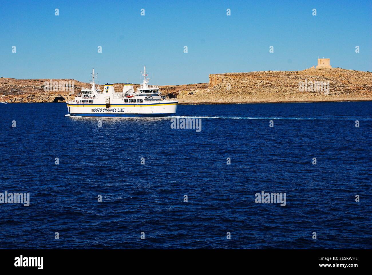Ile maltaise Comino avec le ferry et Saint Mary Battery et Redoute Banque D'Images
