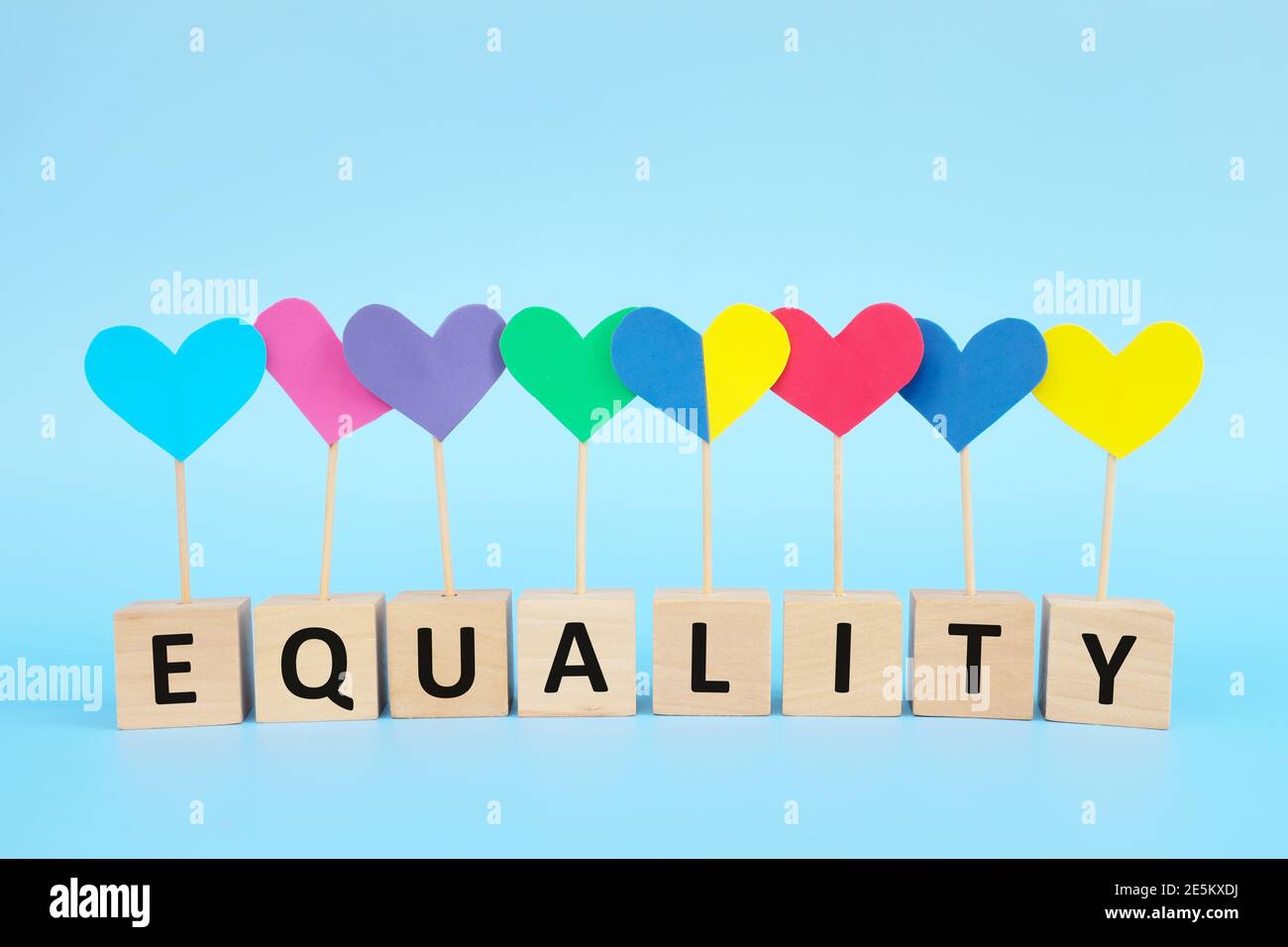 Concept de l'enfant avec le syndrome de Down inclusion sociale, amour, égalité et diversité. Forme de coeur jaune et bleu parmi le groupe multicolore. Banque D'Images