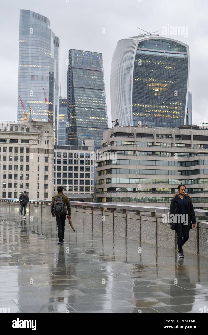 Heure de pointe sur le London Bridge pendant le verrouillage COVID 2021 Banque D'Images Heure de pointe sur le London Bridge pendant le verrouillage COVID 2021 Banque D'Images
