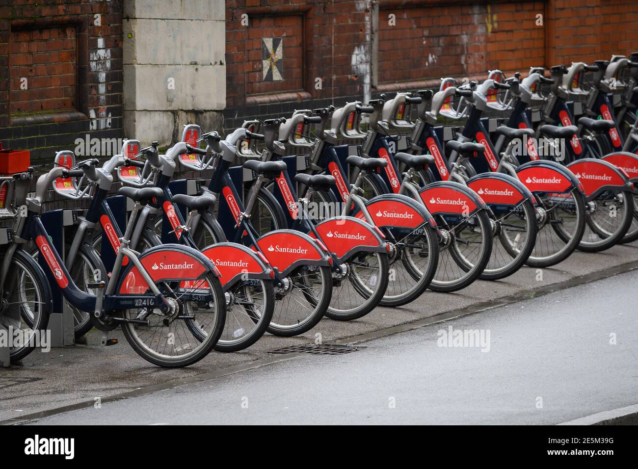 Santander cycles, connu sous le nom de Boris Bikes, garés à l'extérieur de la gare de Londres Waterloo. De nombreux navetteurs hésitent à prendre les transports en commun pendant la période de la COVID Banque D'Images Santander cycles, connu sous le nom de Boris Bikes, garés à l'extérieur de la gare de Londres Waterloo. De nombreux navetteurs hésitent à prendre les transports en commun pendant la période de la COVID Banque D'Images