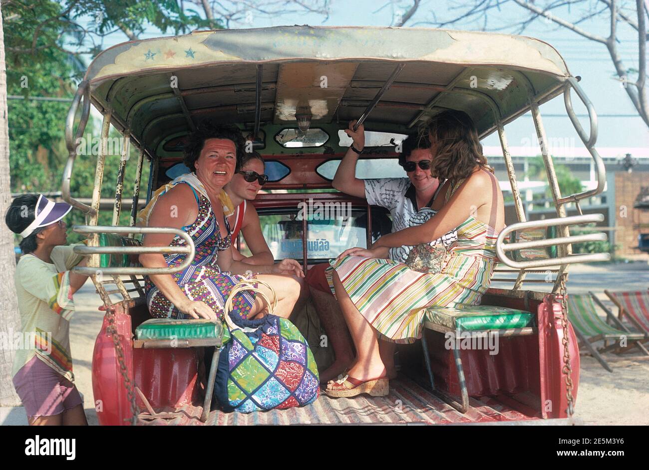 Thaïlande. Pattaya. Touristes en bus "Baht". Banque D'Images
