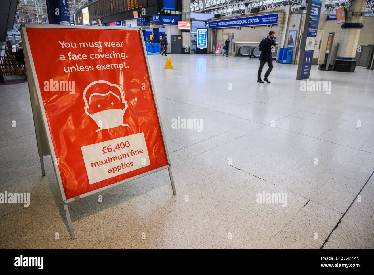 Panneaux indiquant aux navetteurs de porter un masque facial à un vide Gare de London Waterloo Banque D'Images Panneaux indiquant aux navetteurs de porter un masque facial à un vide Gare de London Waterloo Banque D'Images