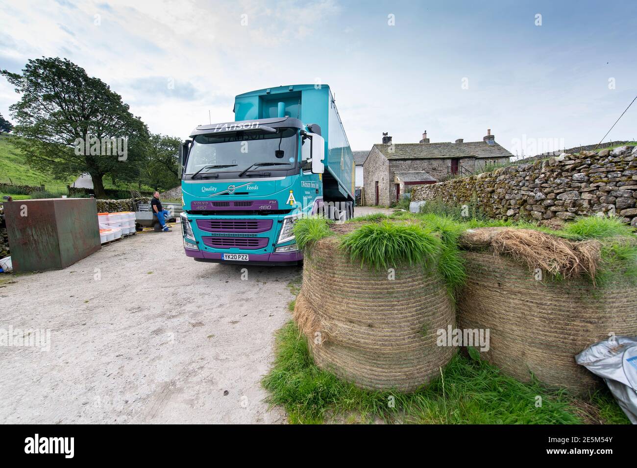 Fournisseur d'aliments pour animaux livrant des aliments pour le bétail à une ferme de collines dans le North Yorkshire, au Royaume-Uni. Banque D'Images