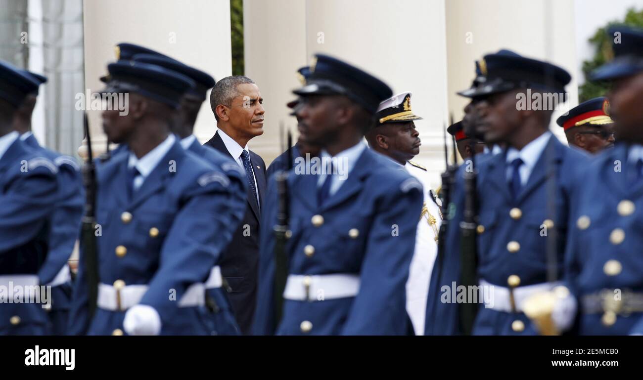 Le président américain Barack Obama (retour, L) se trouve à côté du chef des forces de défense Samson Mwathathathathathathathathathathathathathathathathathathathathathathe (retour, R), lors d'une visite à la Maison d'État de Nairobi, la capitale du Kenya, le 25 juillet 2015. REUTERS/Thomas Mukoya Banque D'Images