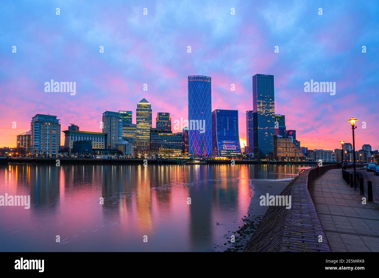 Londres, Angleterre, Royaume-Uni - 26 janvier 2021 : vue panoramique des bâtiments modernes du quartier financier de Canary Wharf et de la Tamise illuminés au soleil Banque D'Images