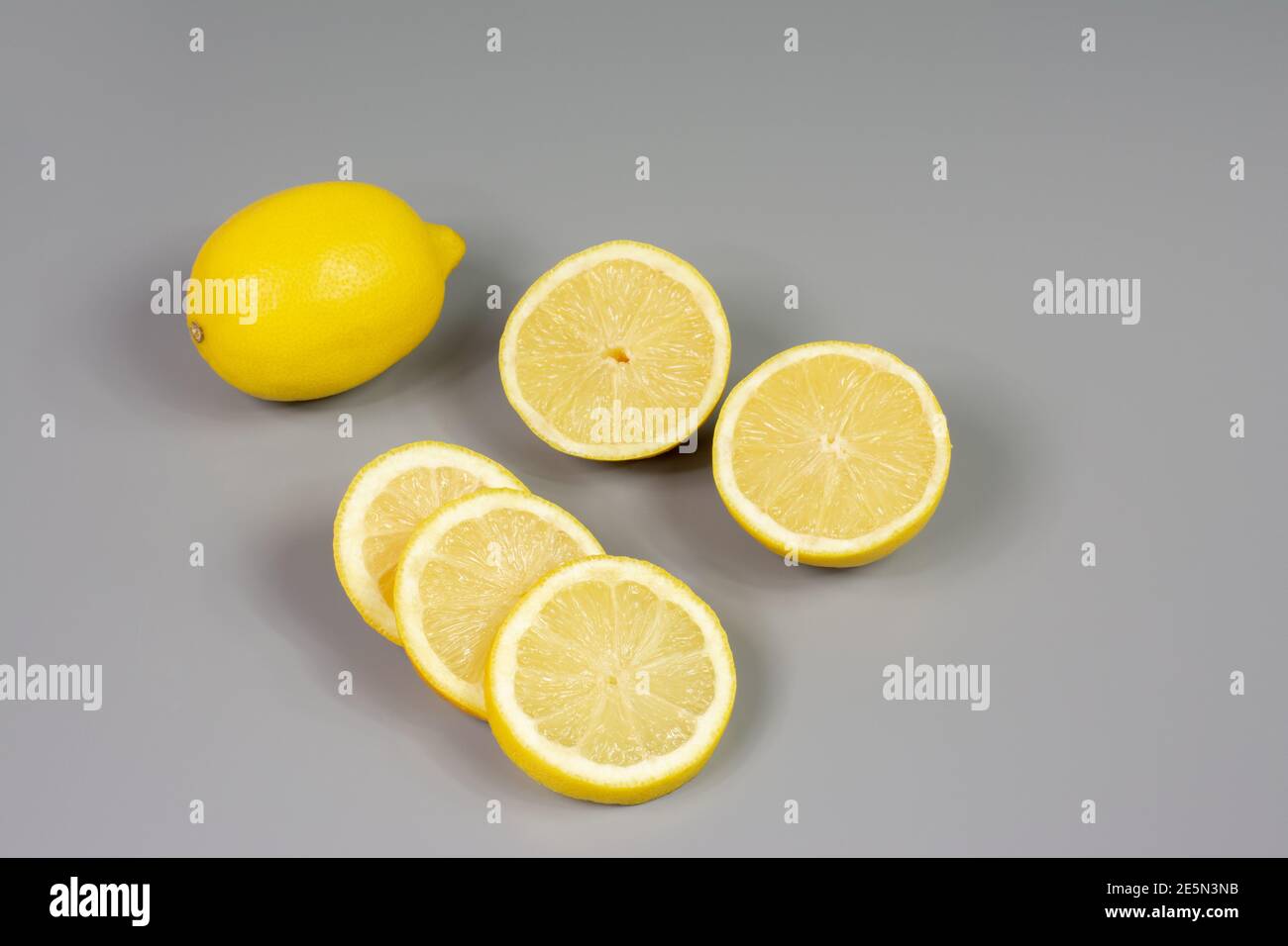 Tranches de citron et de citron sur table grise Banque D'Images