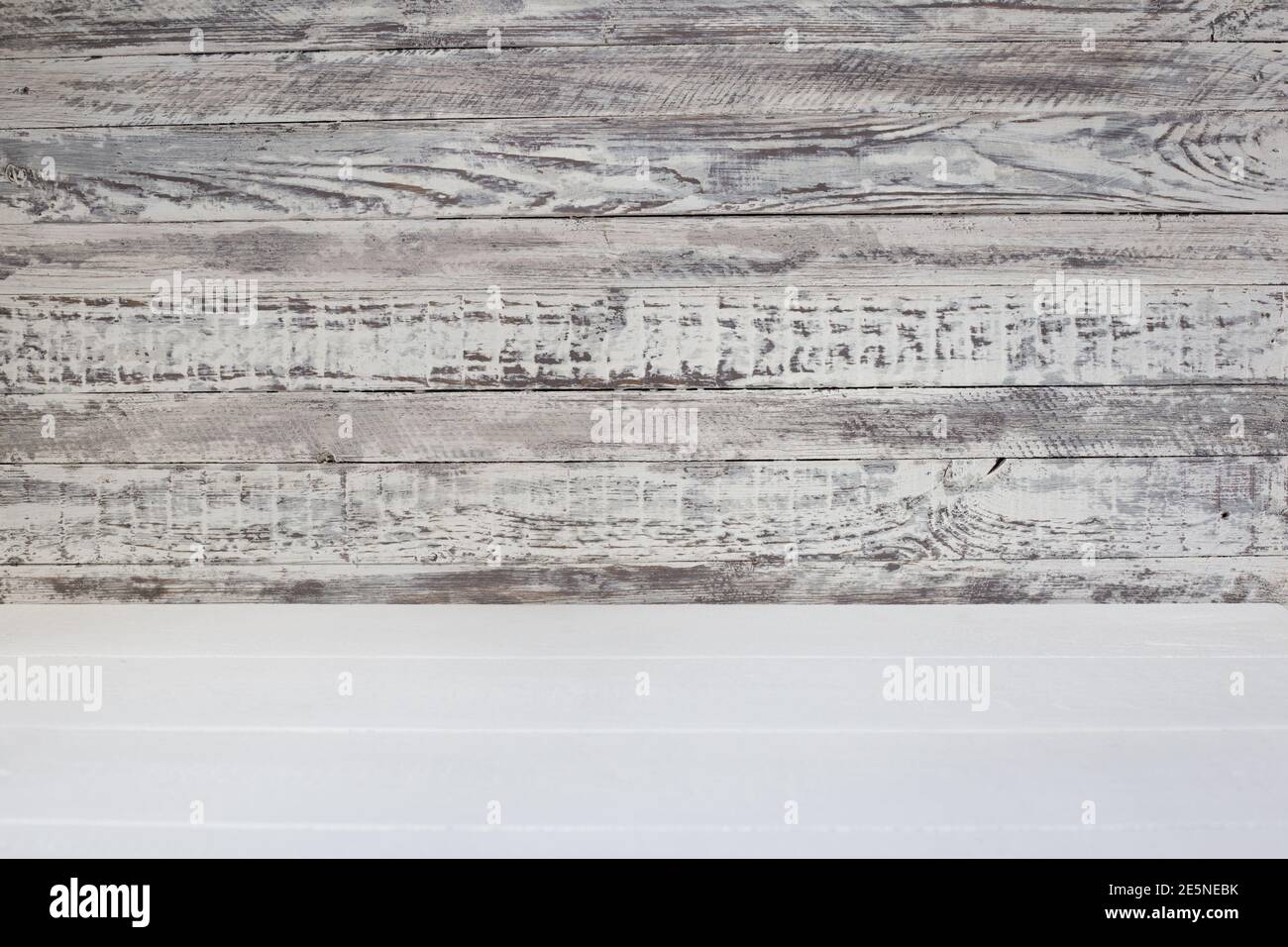 Fond blanc en bois vide. Texture de l'ancien panneau gris et blanc avec éraflures. Mur en bois gris et sol rustique blanc Banque D'Images