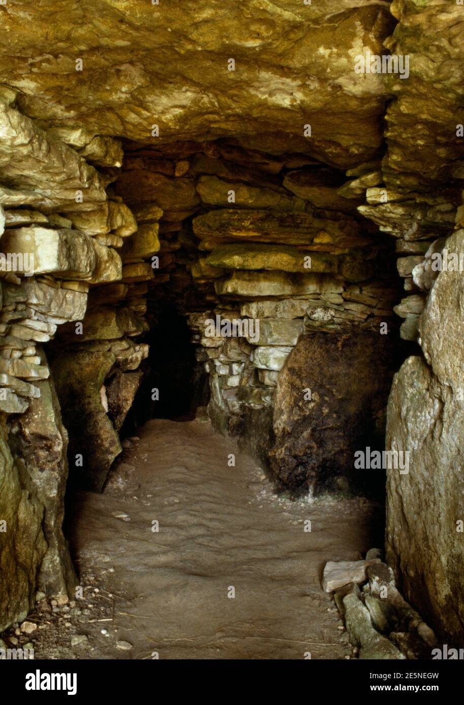 Vue intérieure de Stoney Littleton tombeau à chamber néolithique, Somerset, Angleterre, Royaume-Uni regardant NW de l'antechambre en bas de la passe centrale à la chambre terminale. Banque D'Images