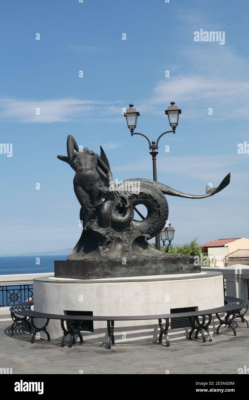 Statue de la nymphe Scylla transformée en monstre marin par la déesse grecque Circe, Piazza san Rocco, Scilla, Reggio Calabria, Italie Banque D'Images