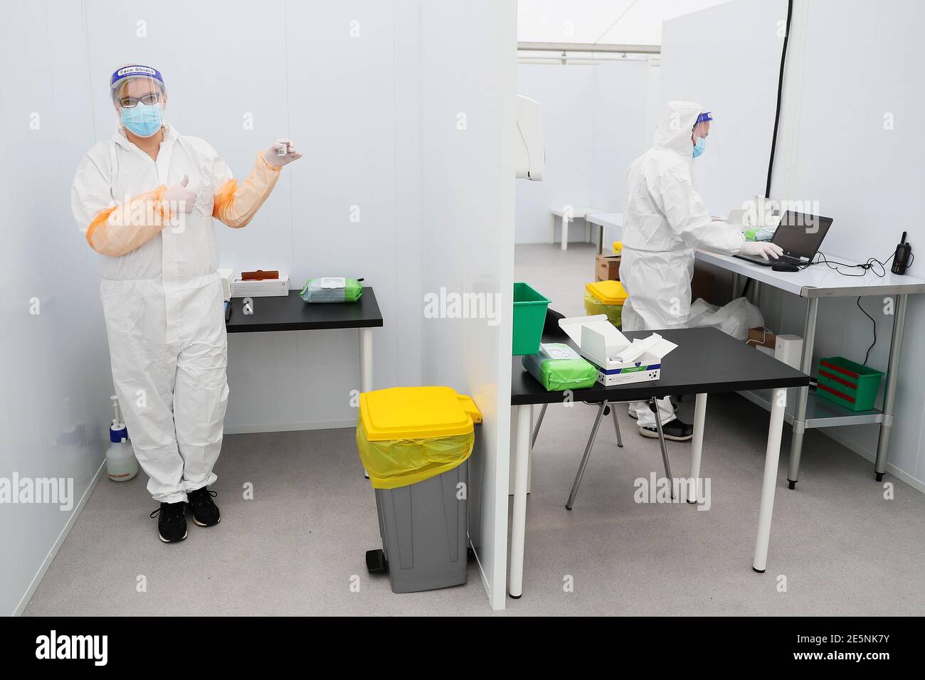 La travailleuse de santé Beata Ziolkowska présente un test d'antigène rapide Healgen Covid-19 dans l'établissement de test de RocDoc à Gorey, Co. Wexford, pour les chauffeurs de camions en France. La société de soins de santé a signé un contrat avec le ministère des Transports pour fournir rapidement des tests d'antigène Covid-19 aux conducteurs, car de nouvelles perturbations sont prévues dans les ports irlandais en raison de la nouvelle exigence de tests négatifs Covid-19 pour les conducteurs de camions entrant en France. Banque D'Images