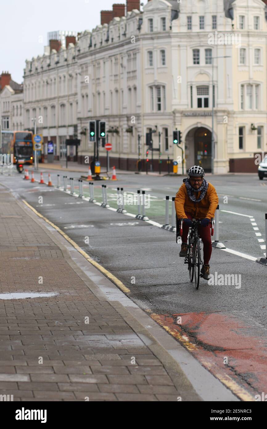 Canton de Cardiff. 28 janvier 2021. Photo de vélo. Le cycliste utilise la nouvelle piste cyclable mise en place entre l'extrémité de Cowbridge Road et Cardiff CA Banque D'Images