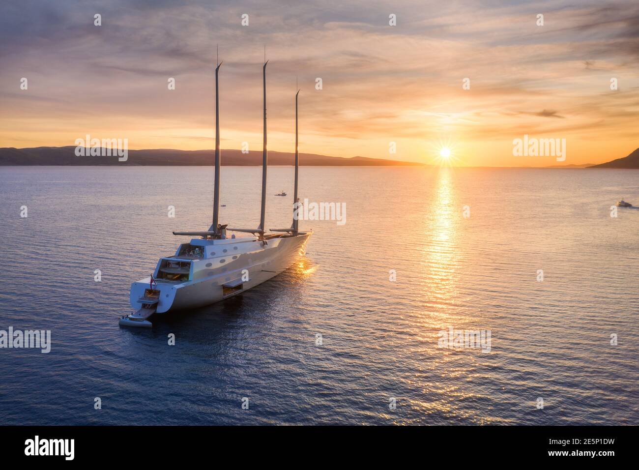 Vue aérienne du yacht de luxe dans la mer bleue au coucher du soleil en été Banque D'Images
