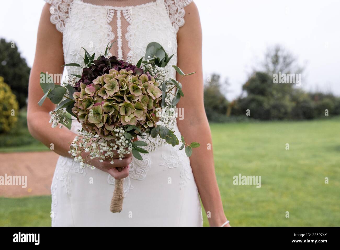 Gros plan d'une belle mariée portant un bouquet son jour de mariage Banque D'Images