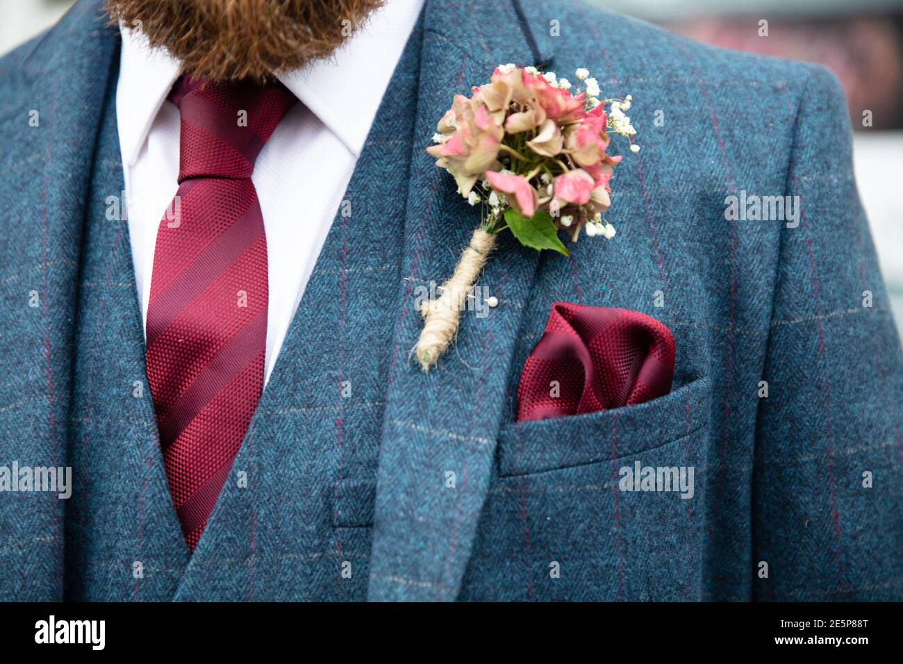 Gros plan du marié portant un costume en tweed et une boutonnière Banque D'Images