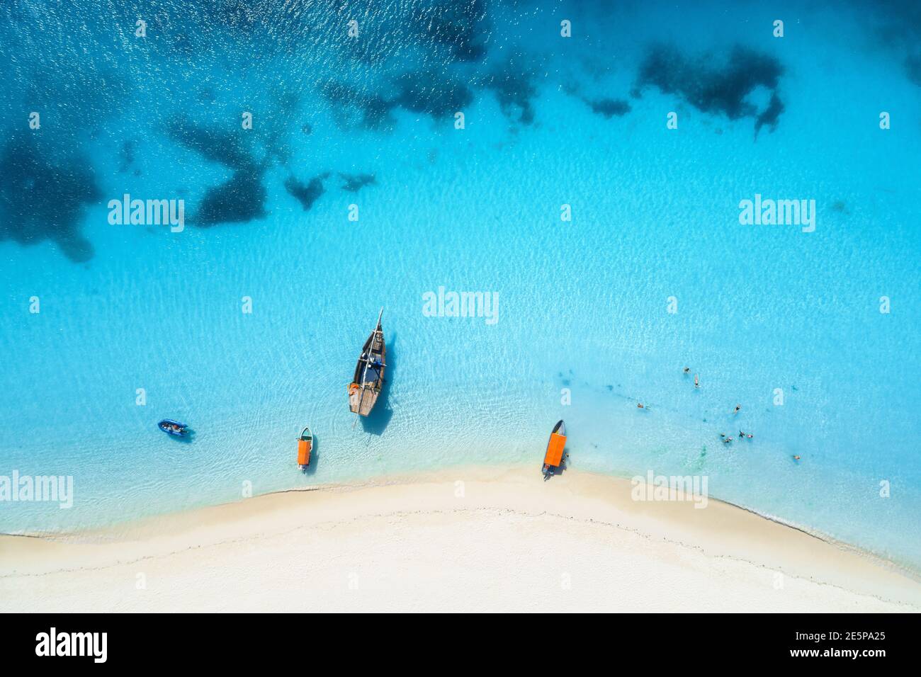 Vue aérienne des bateaux de pêche et des yachts sur la côte de la mer tropicale Banque D'Images