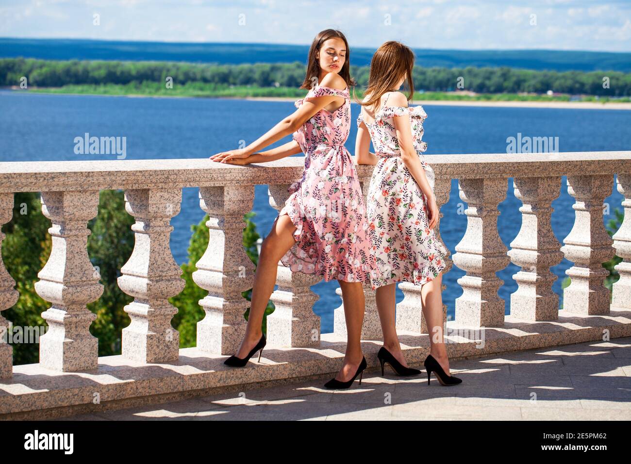 Portrait de deux jeunes femmes en maillots de bain posant sur le plage Banque D'Images